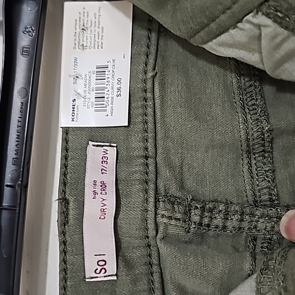 SO High Rise Curvy Crop Capris - Picture 4 of 6